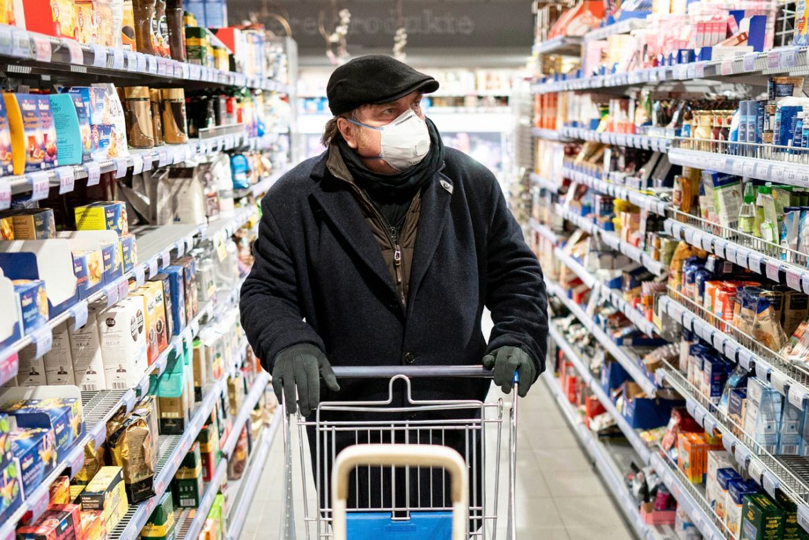 Walmart заборонила подружжю відвідувати їхній магазин через маски зі свастикою