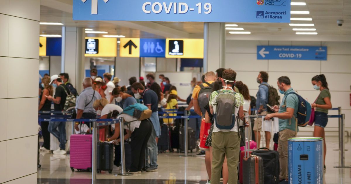 В Українських аеропортах застрягли десятки іноземців