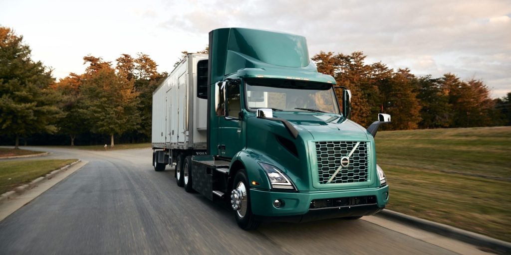 Volvo починає продажі електричних вантажівок у США і Канаді