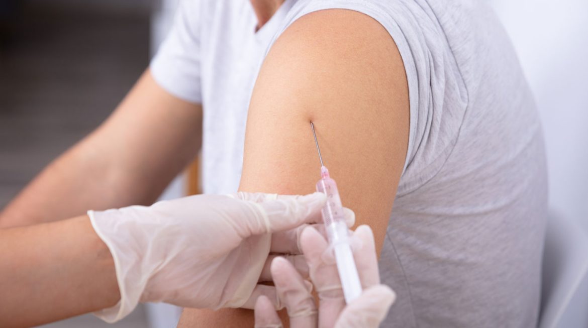 Українців прививатимуть від коронавірусу китайською вакциною