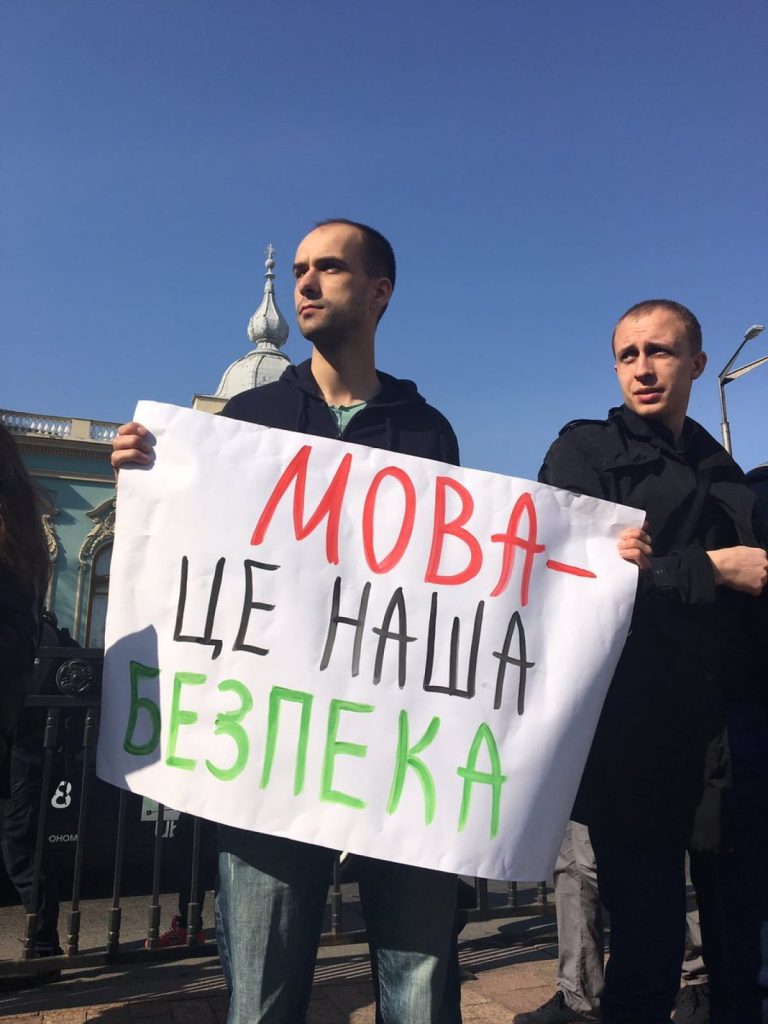 Понад 60% українців підтримують обслуговування українською мовою