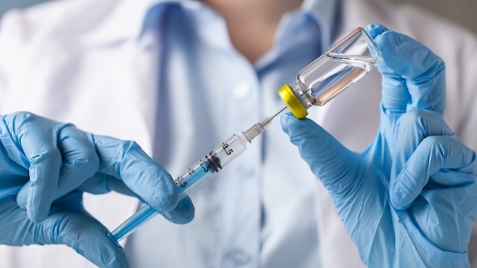 Більше половини українців готові вакцинуватися від коронавірусу
