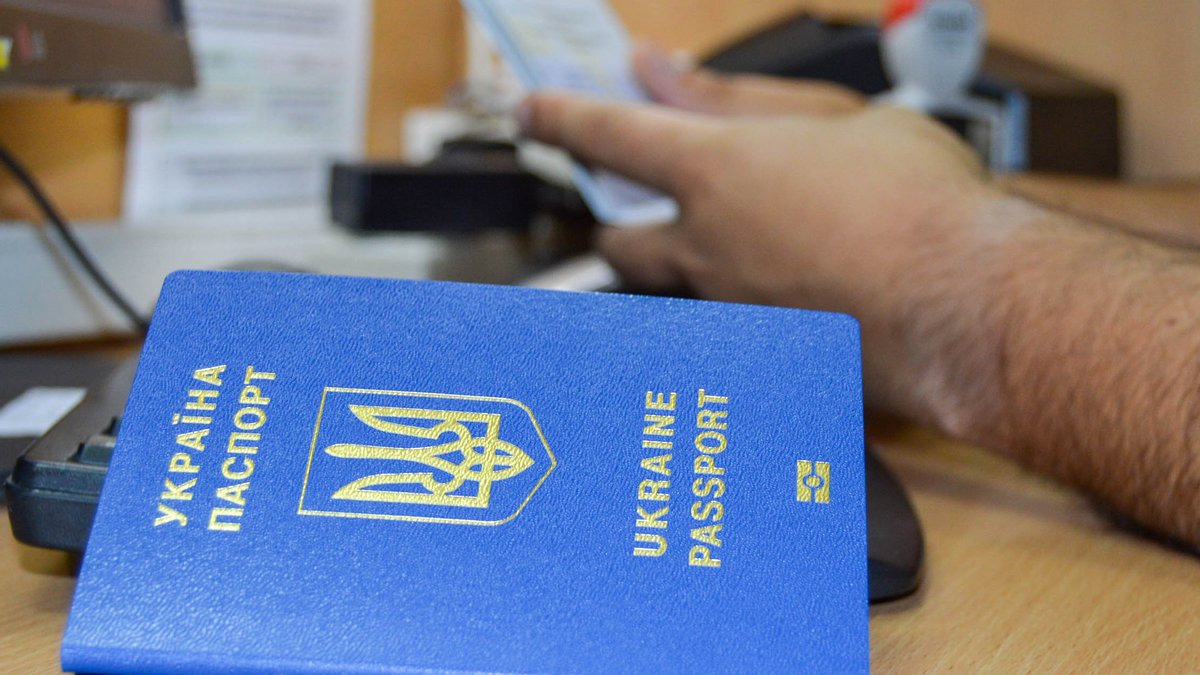 В Україні зобов'язали іноземців подавати біометричні дані під час оформлення віз