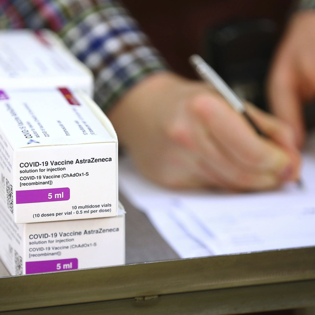 Люди до 60 років не повинні отримувати другу дозу вакцини AstraZeneca