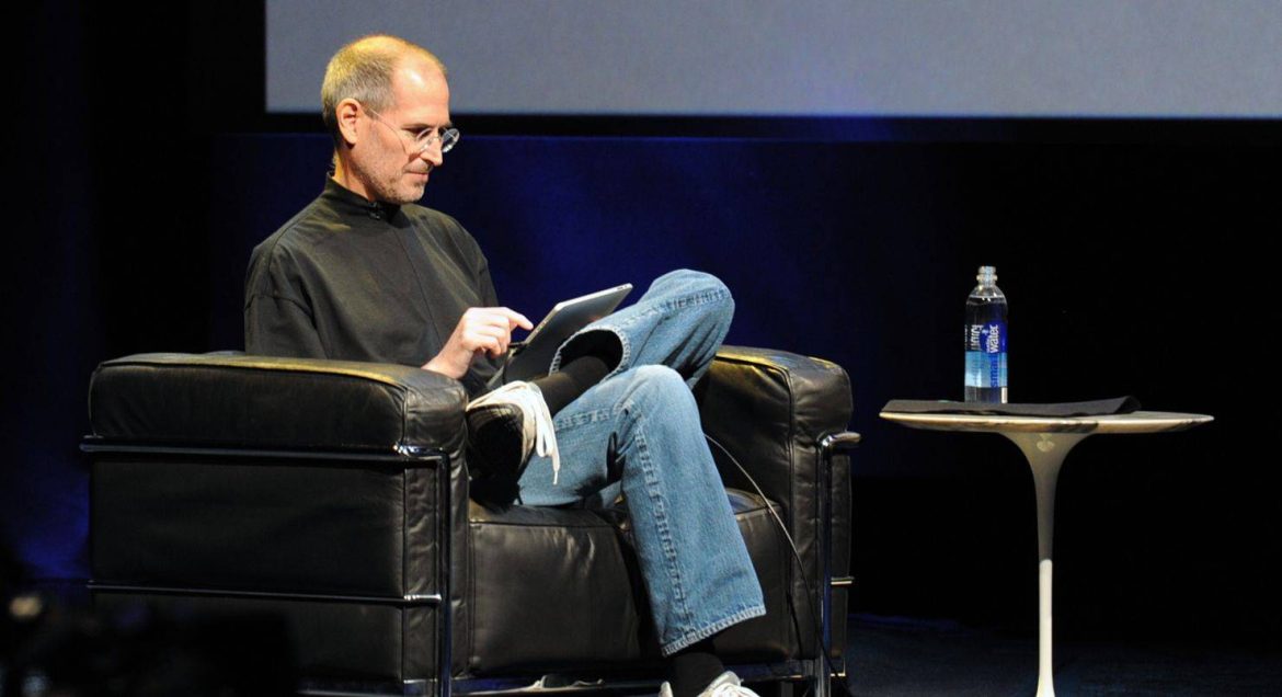 Куртку Стіва Джобса та його перший комп’ютер Apple виставлять на аукціон