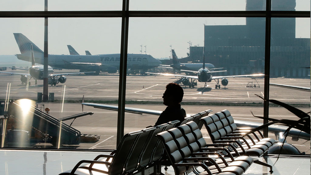 Американець, який вже місяць живе в аеропорту, не хоче повертатись до США