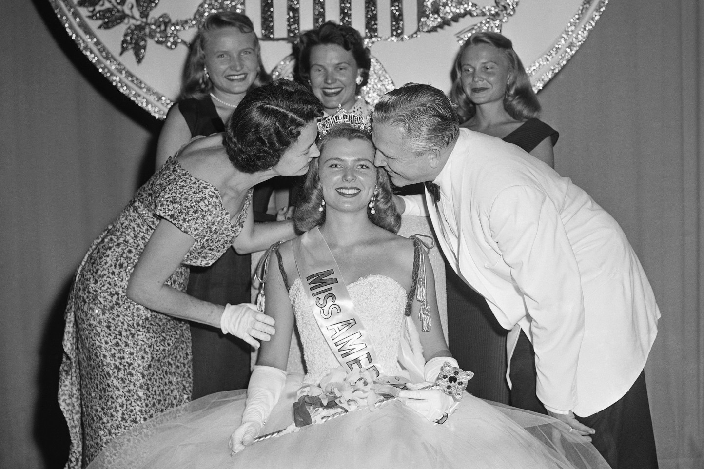 "Міс-Америка -1958" продає свою корону, щоб зібрати гроші для вчителів