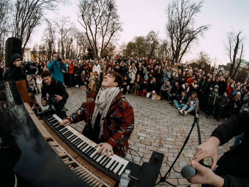 Британський піаніст-віртуоз влаштував безкоштовний концерт в Україні