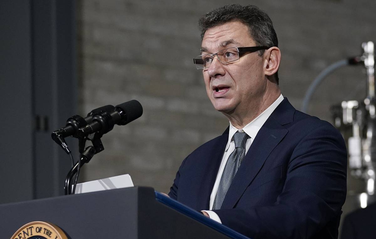 Голова Pfizer заявив про щорічну COVID-ревакцинацію