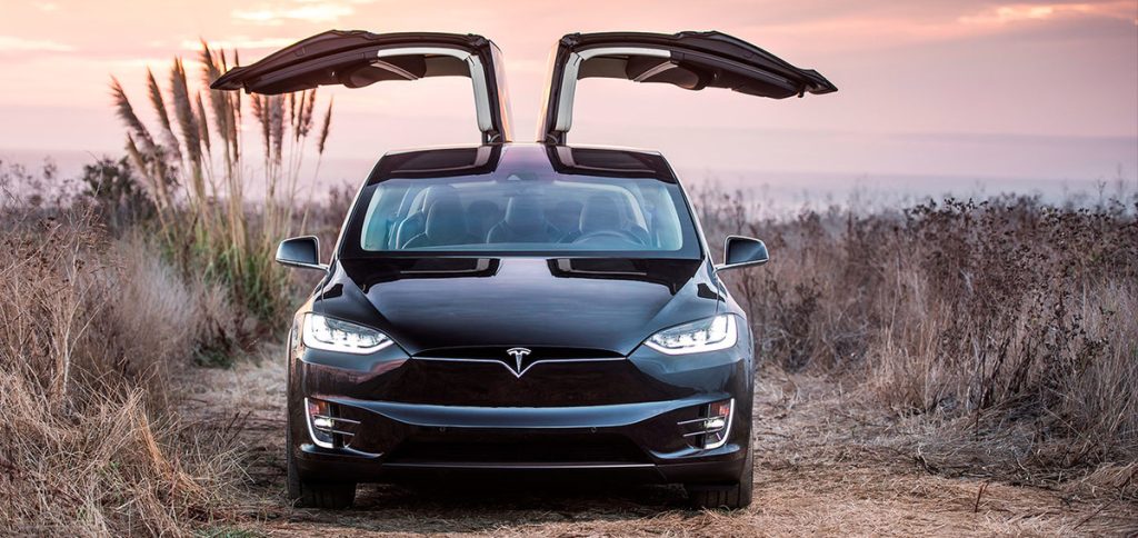 Tesla відкликає 12 000 автомобілів через помилкові попередження про зіткнення