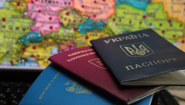 Майже половина українців не підтримують ідею подвійного чи множинного громадянства