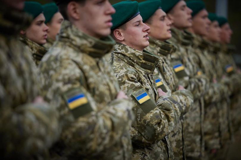 Чоловіків віком від 18 до 60 років не випускатимуть з України через воєнний стан