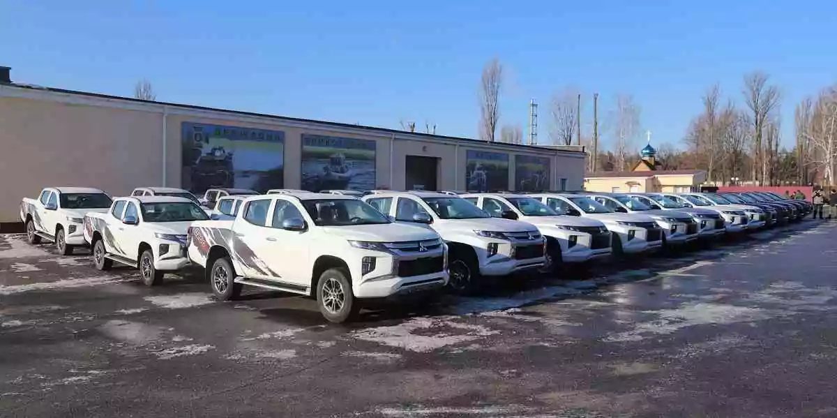 Україна отримала 40 повнопривідних вантажівок від США