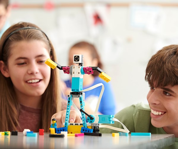 Ритейлер LEGO випустив міні-фігурки Зеленського та “коктейлів Молотова” (Фото)