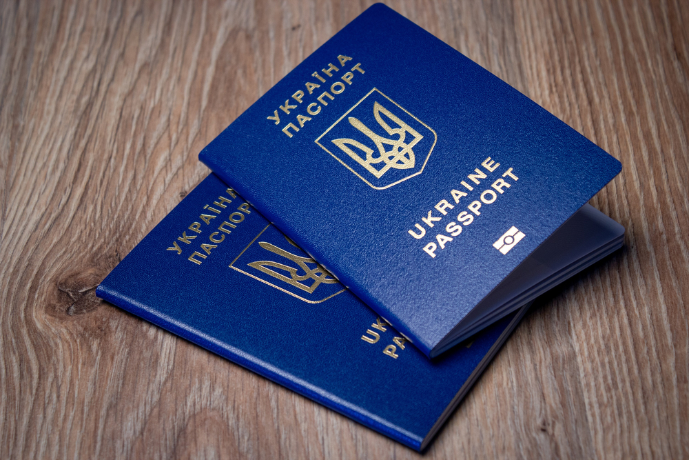 Для виїзду з України знову потрібен закордонний паспорт