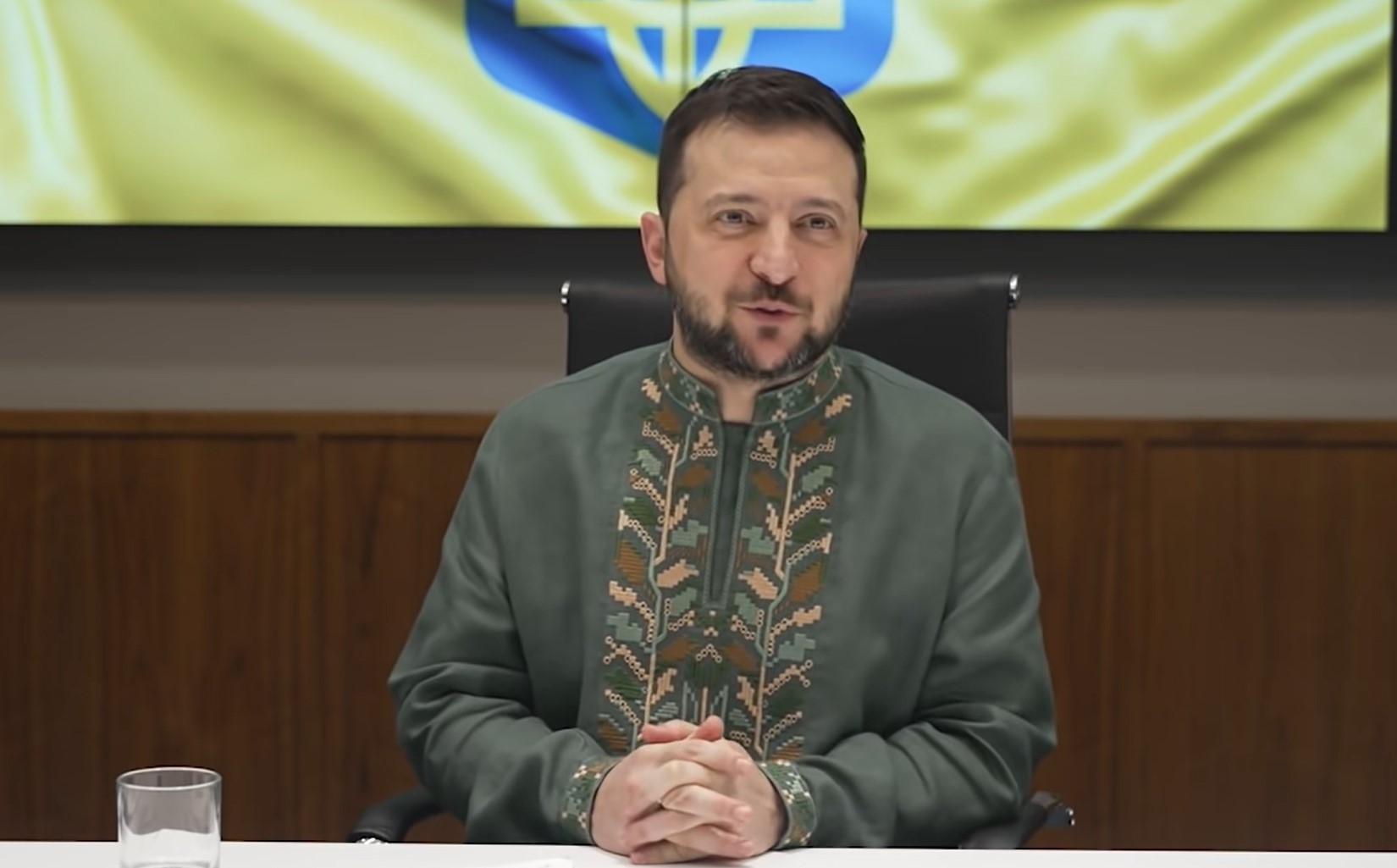 Вишиванку Зеленського продали в США за $100 000