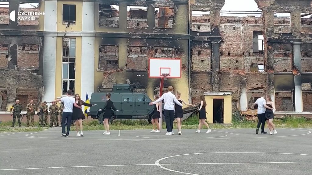 У Харкові випускники танцювали вальс у зруйнованій війною школі. Відео