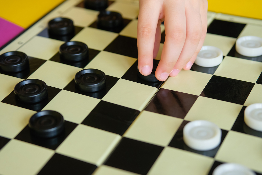 У Києві 10-річна чемпіонка світу з шашок зібрала десятки тисяч гривень для ЗСУ