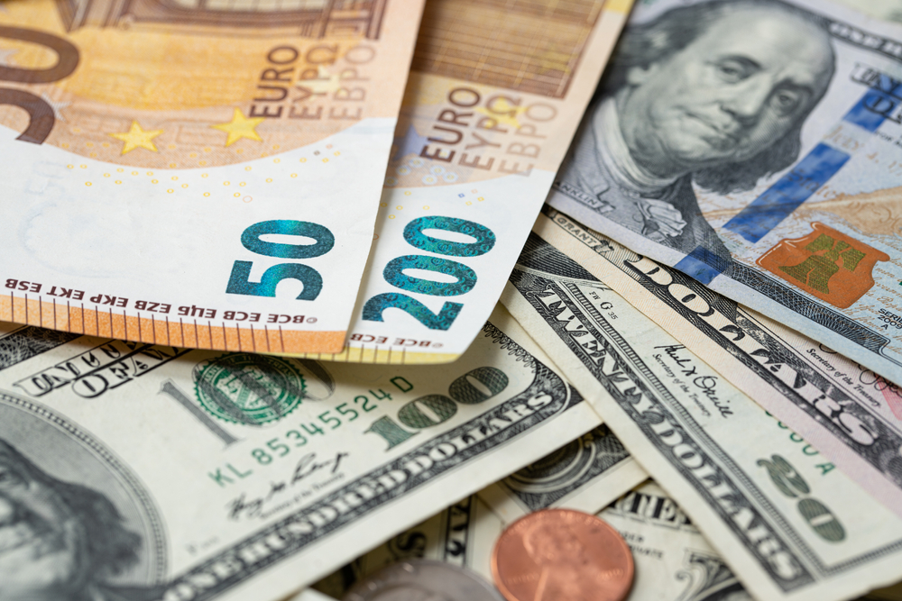 Курси долара США та євро зрівнялися уперше за 20 років: однією з причин є війна в Україні