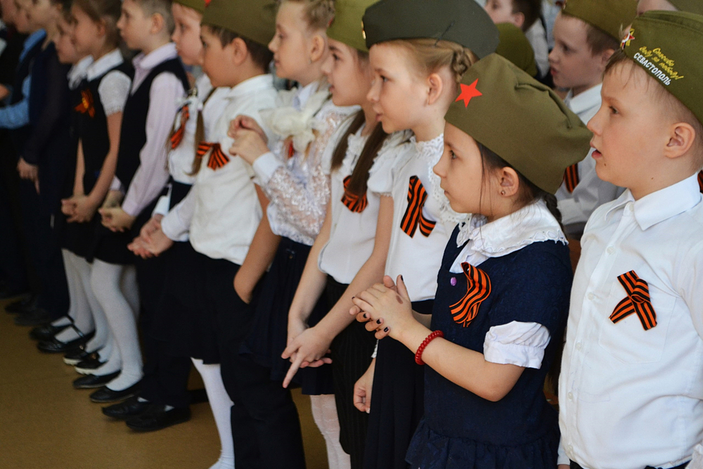 «Спецоперація» та «історична єдність»: що російські школярі вивчають про Україну