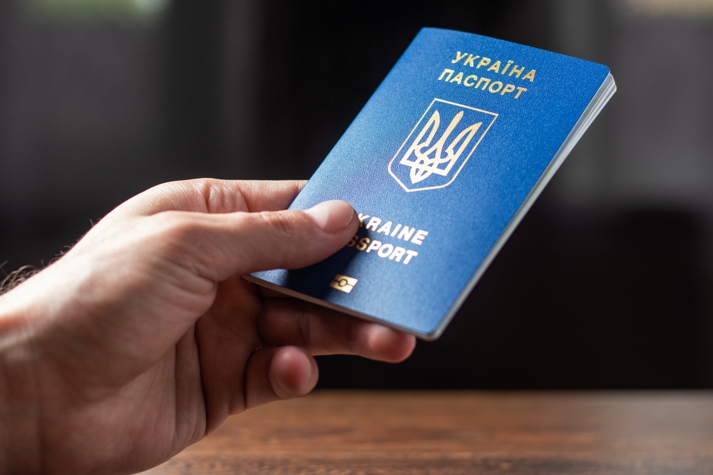 Певній категорії чоловіків дозволили виїзд з України за кордон: умови
