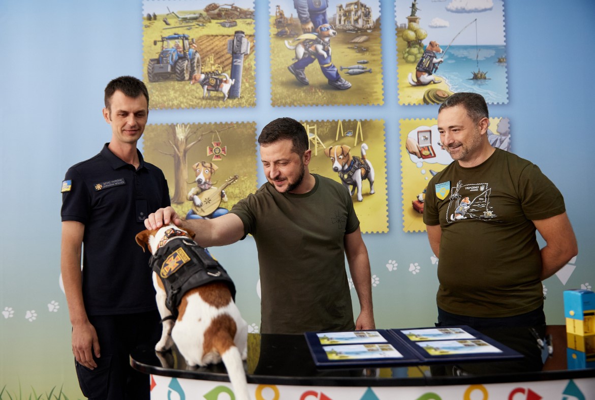 «Укрпошта» та президент України представили марки «Пес Патрон»: як купити за кордоном
