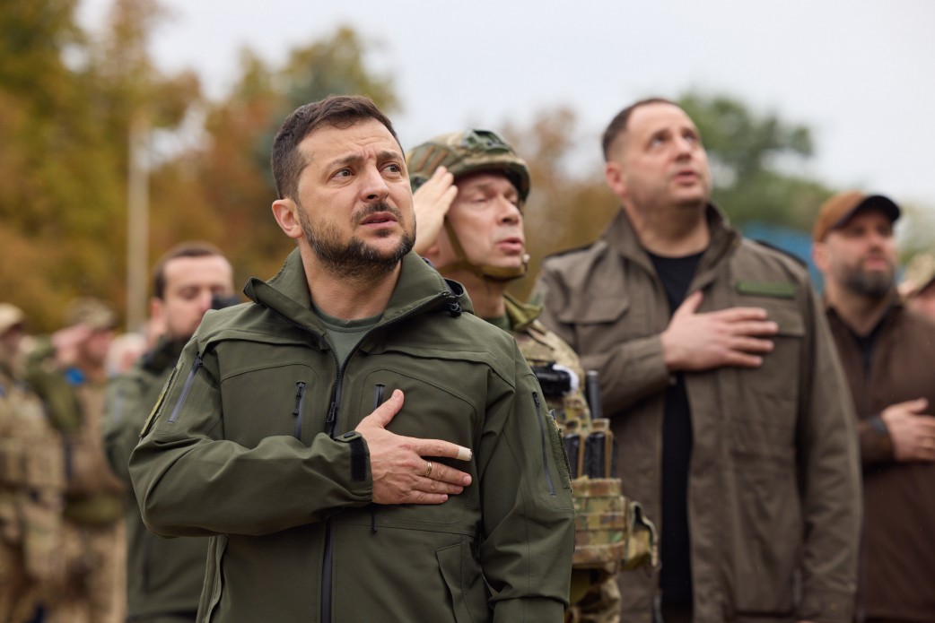 Зеленський відвідав звільнений Ізюм, над містом підняли прапор України