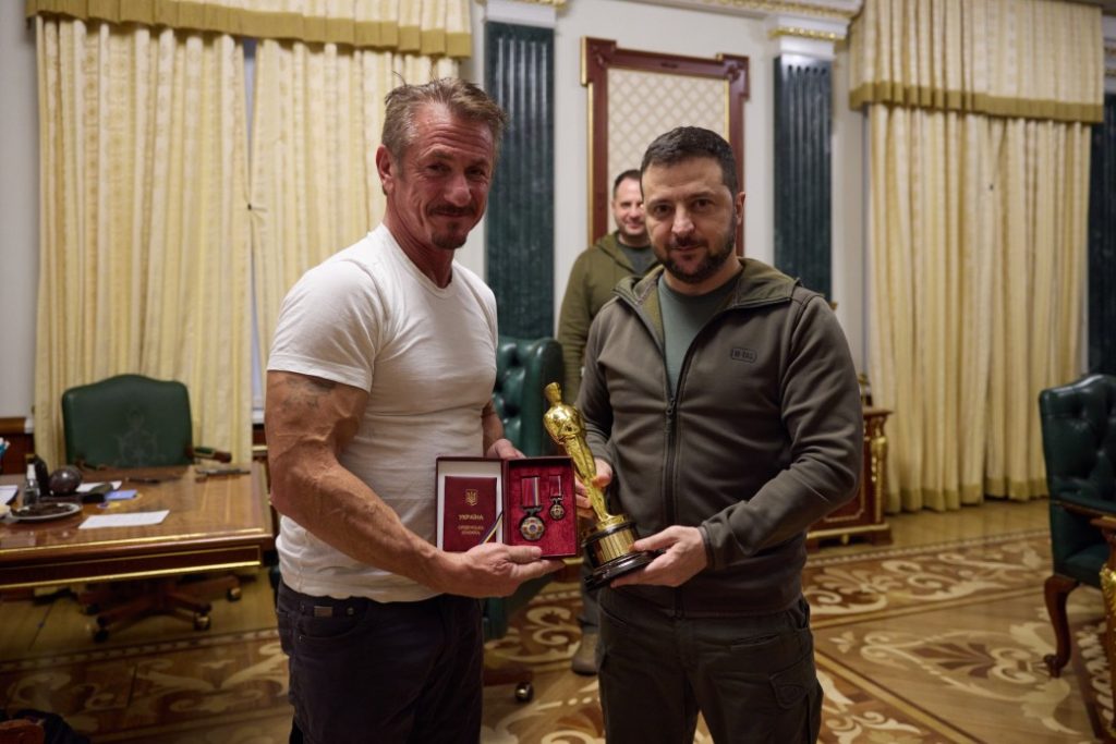 Голлівудський актор та режисер Шон Пенн передав Зеленському свій «Оскар»