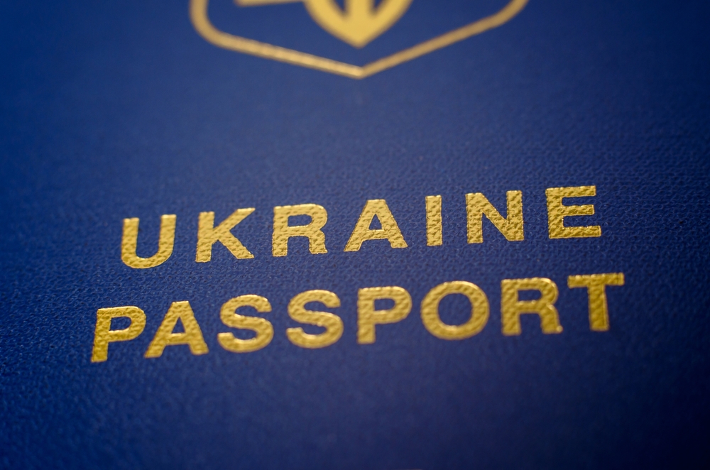 Українці в інших країнах можуть швидко продовжити дію закордонного паспорта