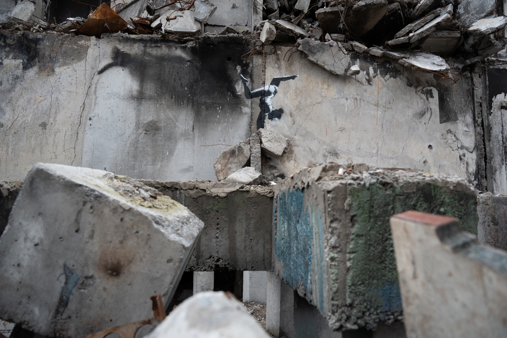 Новий мурал відомого художника Бенксі прикрасив зруйновану будівлю в Україні