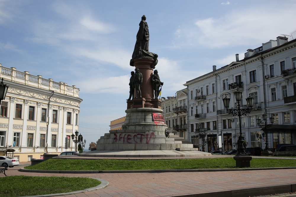 В Одесі нарешті демонтували пам’ятник Катерині Великій. Відео