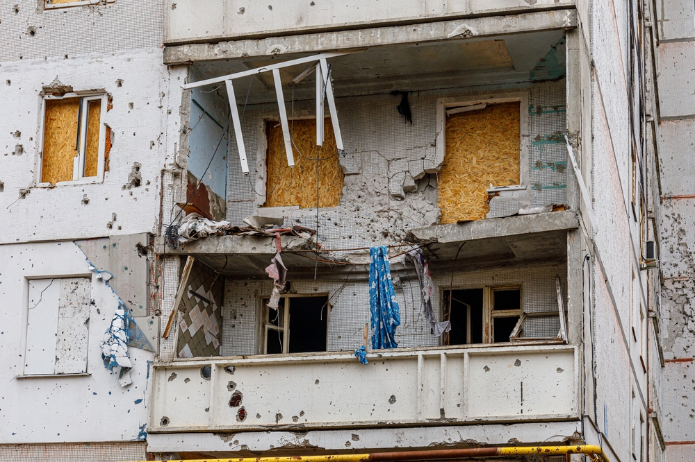Понад 2,4 млн українців живуть у пошкодженому через війну житлі