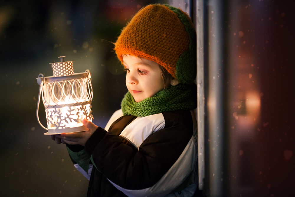 Подарувати світло: американка привозить дітям України ліхтарі на сонячних батарейках