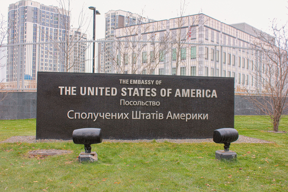 В укритті під час обстрілу Посольство США в Україні обрало цитату року