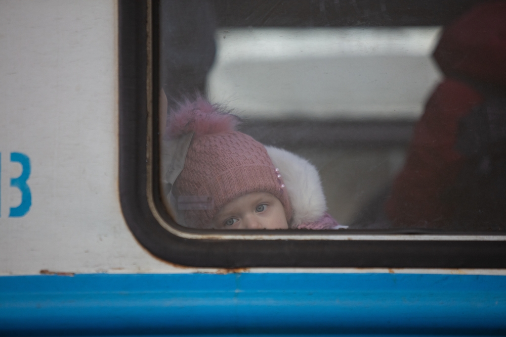 Мільйони українців втекли від війни за кордон: скільки з них повернеться?