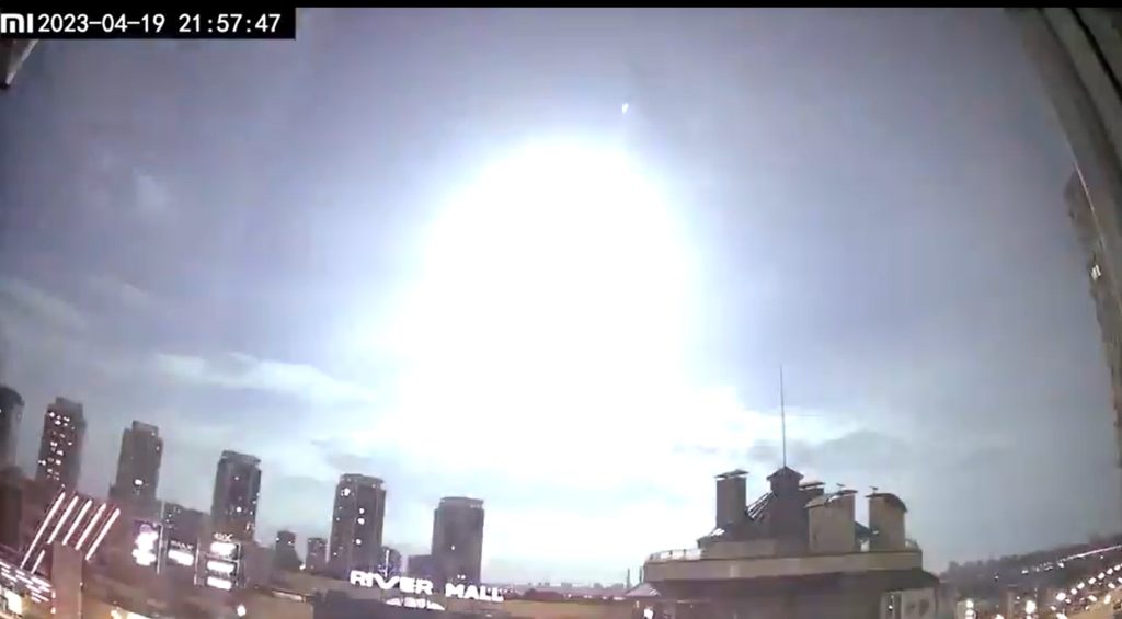 НЛО чи супутник NASA? Спалах світла над Києвом викликав хвилю теорій. Відео