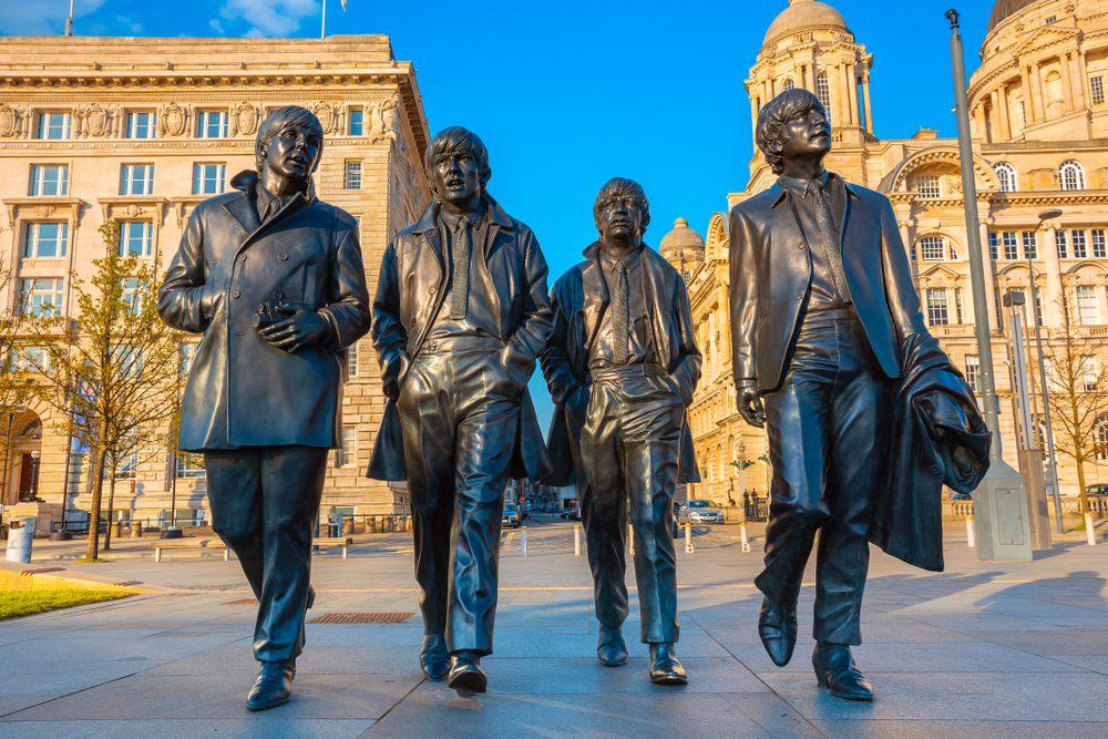 Статуї учасників The Beatles одягли у вишиванки напередодні Євробачення