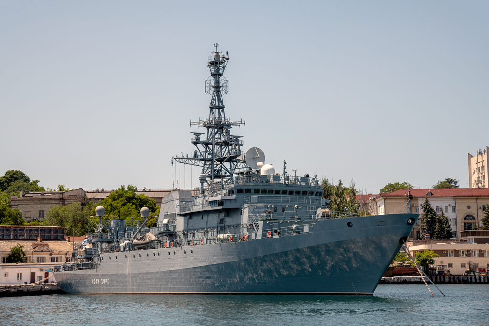 Український морський дрон підбив корабель російської розвідки. Відео від Міноборони