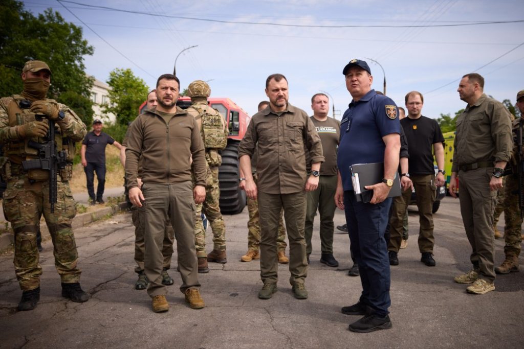 Каховська ГЕС: Зеленський приїхав до Херсона, окупанти обстрілюють рятувальників