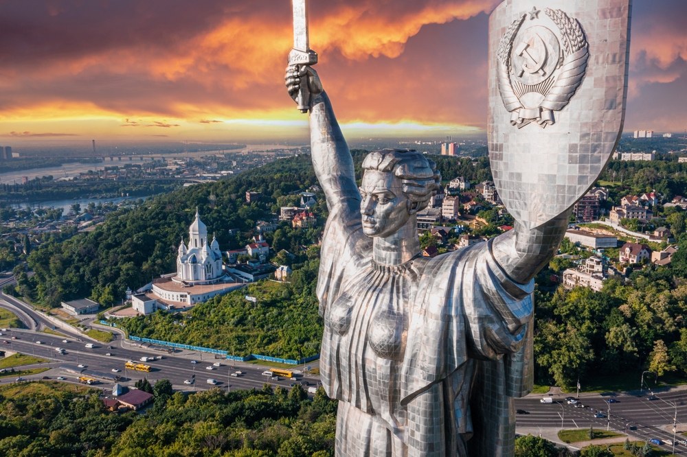 Радянський герб на «Батьківщині-Матері» в Києві замінять на Тризуб