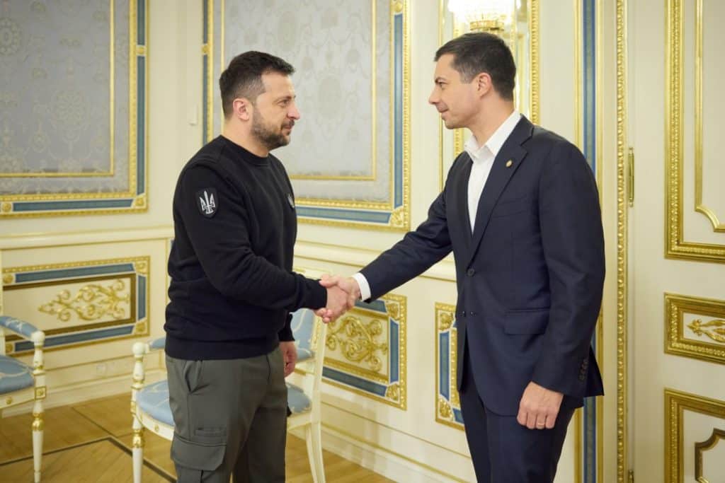 Голова Департаменту транспорту США зустрівся з Зеленським у Києві