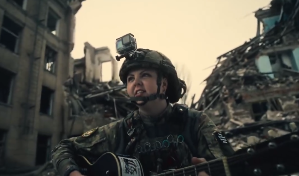 Українські військові виконали різдвяні пісні англійською, щоб нагадати світу про війну. Відео