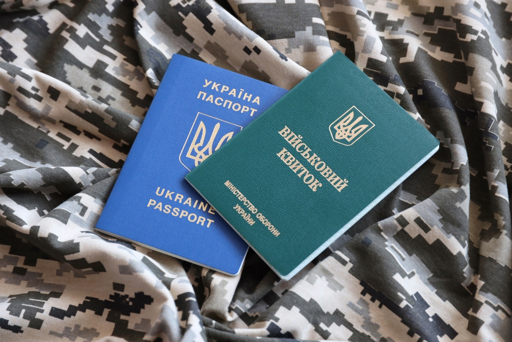 Деяким українським чоловікам за кордоном можуть відмовити у консульських послугах
