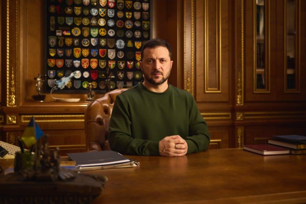 «Україна жива. Україна живе»: Зеленський привітав українців з Новим 2024 роком. Відео