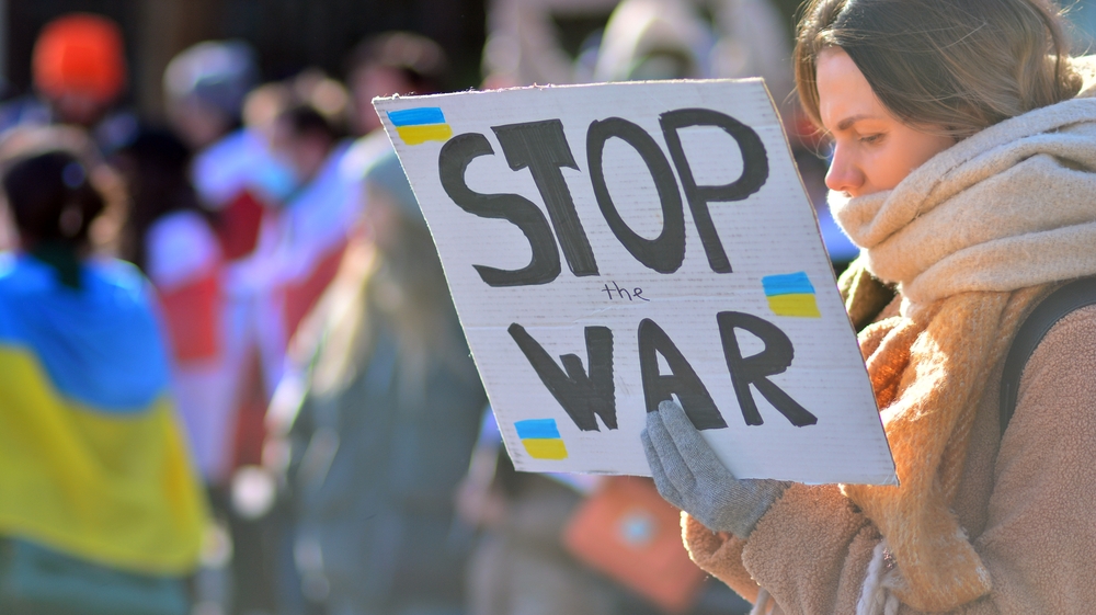 Майже половина українців вважає, що Захід починає втомлюватись від України