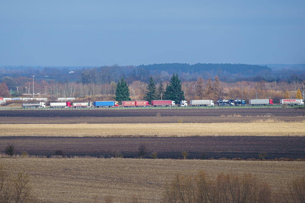Польські фермери на кордоні знищують українське зерно, викидаючи з вантажівок