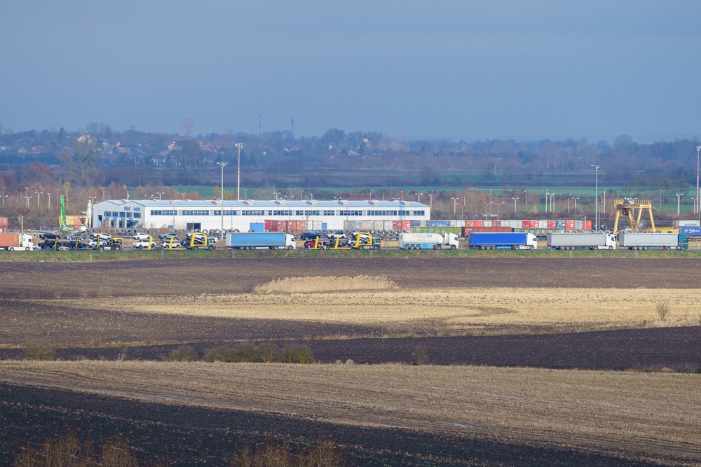 Польські фермери повністю заблокували кордон та висипають українське зерно