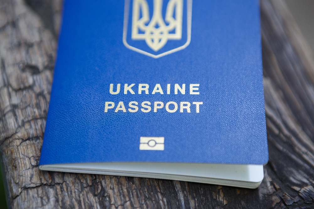 Кожен третій українець вважає, що треба обмежити права співгромадян за кордоном