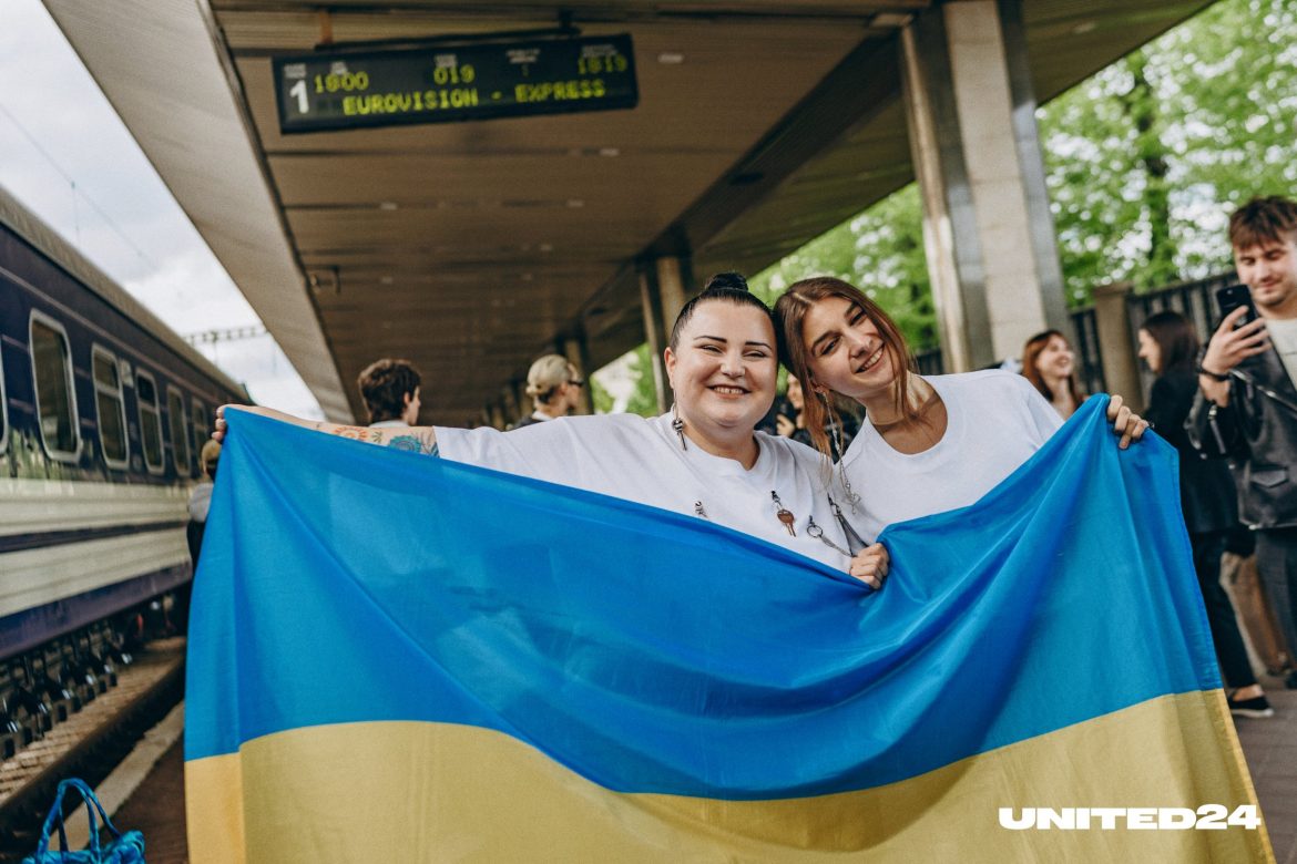 alyona alyona та Jerry Heil заспівали на вокзалі Києва та вирушили на «Євробачення». Відео