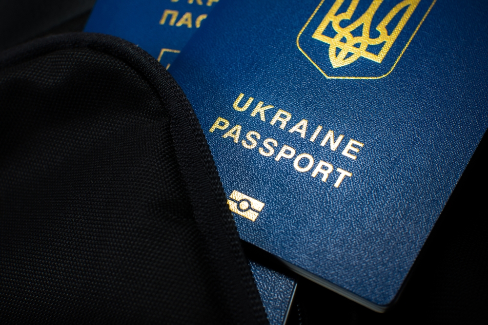 Україна призупинила консульські послуги для чоловіків 18-60 років за кордоном